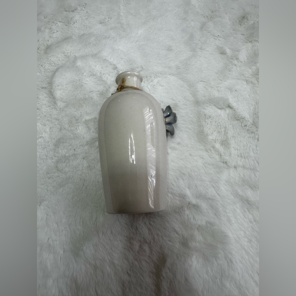 Elegant Cream Vase with light blue Floral Accent - Picture 4 of 5